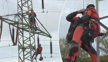 Hasiči trénovali speciální záchranu. Slaňovali z elektrických stožárů