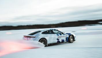 Porsche má nový rekord. Taycan driftoval na ledové dráze přes 17 kilometrů v kuse
