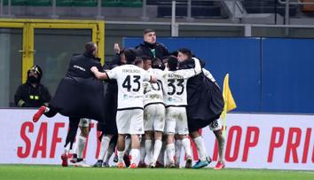 Spezia okradla AC Milán o všechny body. Fiorentina dala šest gólů