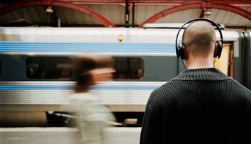 Mladíka stál život poslech hudby. Se sluchátky zřejmě neslyšel vlak