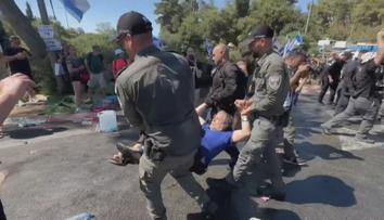 Střet demonstrantů s policií. Lidé v Izraeli protestují proti kontroverznímu zákonu