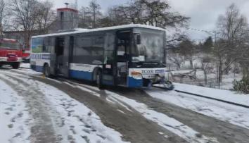 Hromadná nehoda, havárie autobusů: Sníh a led daly řidičům opět zabrat
