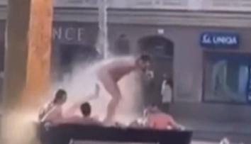 VIDEO: Cizinci se nazí koupali v kašně na náměstí v Plzni. Udělali si z ní vířivku