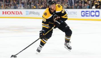 Pastrňák hattrickem pokořil Montreal. Canucks vyřadili čísla bratří Sedinů