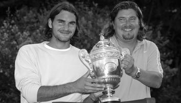 Velká rána pro tenis. Zemřel trenér, který dovedl Federera k prvnímu Wimbledonu