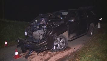 Vlak na přejezdu smetl auto. Lidé ve voze vyvázli bez zranění