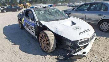 První pořádná fotka nabouraného policejního BMW i8 je podvrh!