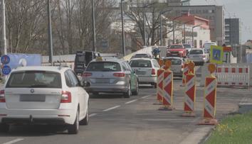 Pardubice zažívají dopravní chaos. Opravy mostů se stále odkládají