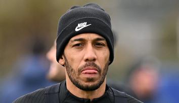 V Chelsea nehraje, tak letěl do Barcelony. Aubameyang slavil výhru přímo v kabině