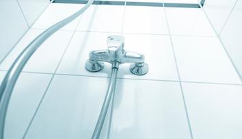 Velmi nepříjemné překvapení! Mladá žena objevila v koupelně hotelu malou kameru