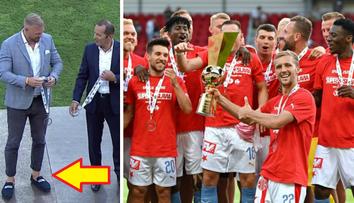 Móda, nebo ostuda? Sekretář FAČR předával trofej bez ponožek!