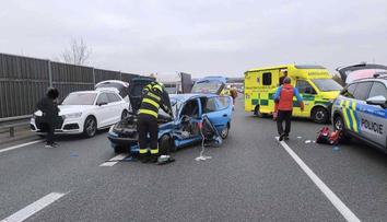 Vážná nehoda na D11. Srazila se tam tři auta