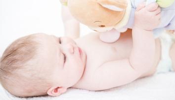 Češi hledají mámu Olinky i Lukáška z babyboxu. Špatný nápad, varuje Hess