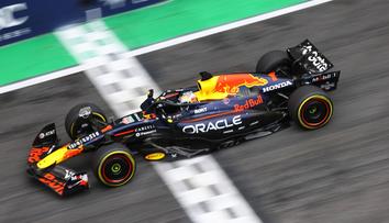 Verstappen z pitlane bojoval o vítězství. Šéf Red Bullu prozradil, proč se vzdal vedení