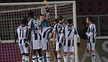 Spor o penaltu. Hráč Udinese ji kopal navzdory trenérovi, pak byl vystřídán