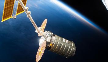 U ISS zakotvila loď Cygnus, astronautům přivezla včelí roboty