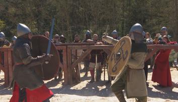 Řinčení mečů a dusot koní. U Kladna se utkaly stovky historických bojovníků