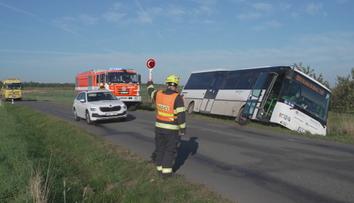 Autobus na Královéhradecku skončil v příkopu, řidiče nejspíš oslnilo slunce