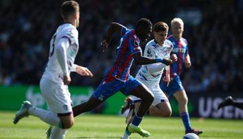 Fanynky měly posvícení. Hráč z Premier League soupeři při zápase strhnul trenky