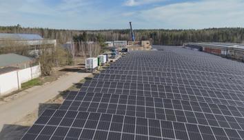 V Horní Bříze roste solární elektrárna. Nahradí obří továrnu na dlaždice