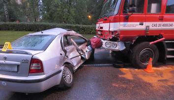 Senior vjel hasičům přímo pod kola! Cisterna auto málem rozdrtila. VIDEO