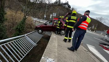 Drama na mostě. Muž prorazil zábradlí a zůstal viset ve vzduchu, zasáhl svědek