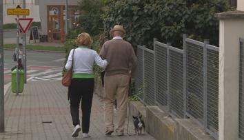 Mladí se do partnerství nehrnou. Přednost dávají cestování a kariéře