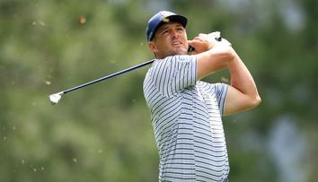 Hole-in-one přes prosklený dům. Golfista plní speciální výzvu, sledují ho miliony lidí