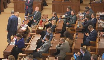 Vláda chce mrazit platy politikům. Opozice místo toho navrhuje omezit náhrady