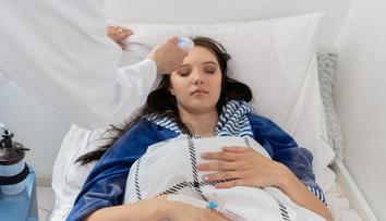 Z jednoho chloupku se stal boj o život. Mladá žena trpí zákeřným onemocněním