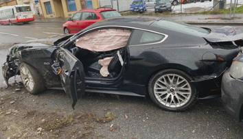 VIDEO: Youtuber si zničil nový Ford Mustang. Auto skončilo v protisměru