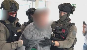 Muž měl vyhrožovat Čechům vraždami i útoky. Policie ho zadržela na letišti