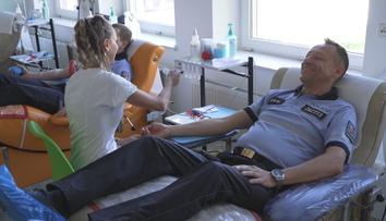 Policisté pomohli doplnit zásoby krve. V Ostravě jich darovalo 40
