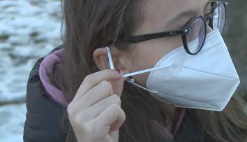 Nošení roušek a respirátorů může mít zdravotní následky, tvrdí studie