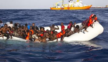 Z Lamanšského průlivu vylovili migranta. V neoprenu plaval do Británie