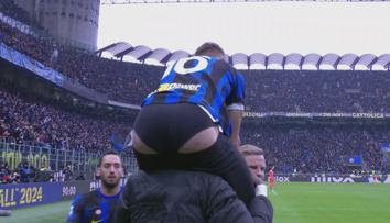 Bizarní oslava Interu. Fotbalisté stáhli trenky spoluhráči, plácali ho po zadku
