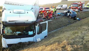 Řidička nepřežila čelní srážku s kamionem, vážně se zranily i děti