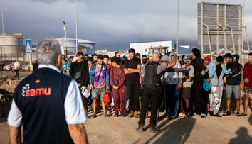 Další chaos v Ceutě. Tisíce migrantů se hnaly do tábora, policie střílela