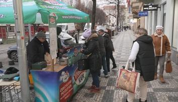 Do ulic vyrážejí kontroloři. V hledáčku mají prodejce kaprů