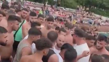 Do bitky na koupališti se zapojilo 100 lidí. Vše odstartovala vodní pistolka