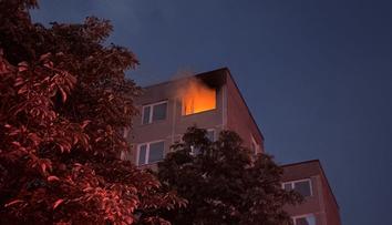 Při požáru bytu v Praze uhořel člověk. Hasiči evakuovali 35 lidí