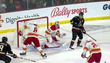 Smolař dne v NHL. Tanev nevyhodil puk a pak si dal ukázkový vlastní gól