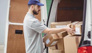 Pošťák místo doručování ležel doma! Našli u něj půl tuny dopisů