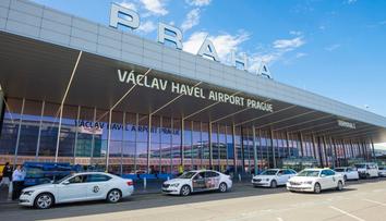 Automat na letišti zveřejňoval telefonní čísla cestujících. Patřil taxislužbě