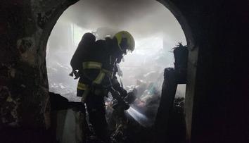 V Praze hořel byt přeplněný odpadky. Dva psi v ohni zahynuli