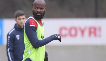 Oblékl dres soupeře, aby si vynutil přestup! Místo toho se nedostal na stadion