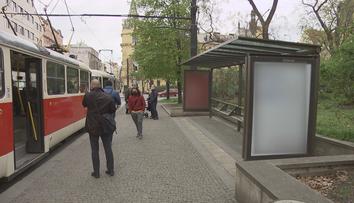 Přístřešky společnosti JCDecaux z pražských zastávek nezmizí