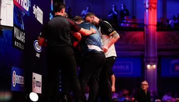 Šipkař na World Matchplay málem zkolaboval. Utkání nedohrál