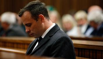 Oscar Pistorius byl po vraždě své přítelkyně podmínečně propuštěn z vězení