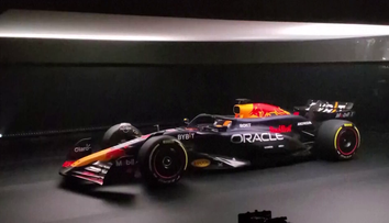 Formule Red Bullu v Praze. Strážník vypsal bloček, pilot šel na trdelník